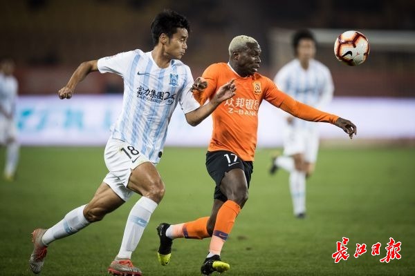 包含武汉卓尔主场告捷，稳健迈进积分榜的词条